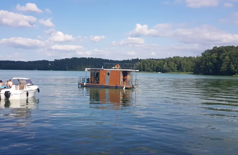 Houseboat Stella (5 os.) i Luna (6 os.) - pływające domki na Mazurach