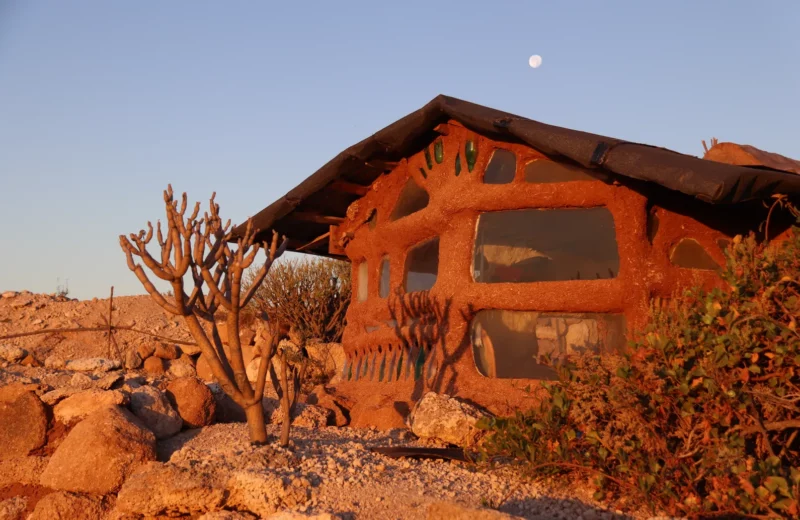 Tiny Cob House en Plantamor