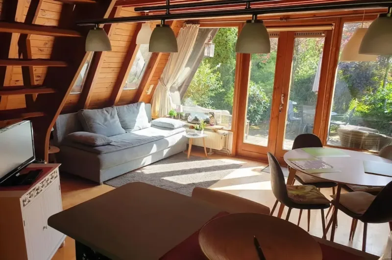 Nurdachhaus mit Kaminofen und großem Grundstück