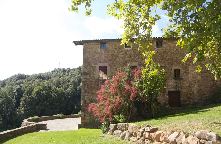 casa rural de madera tradicional catalana