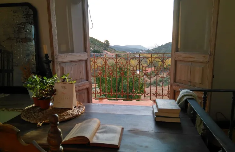 interiores de una cabaña rural