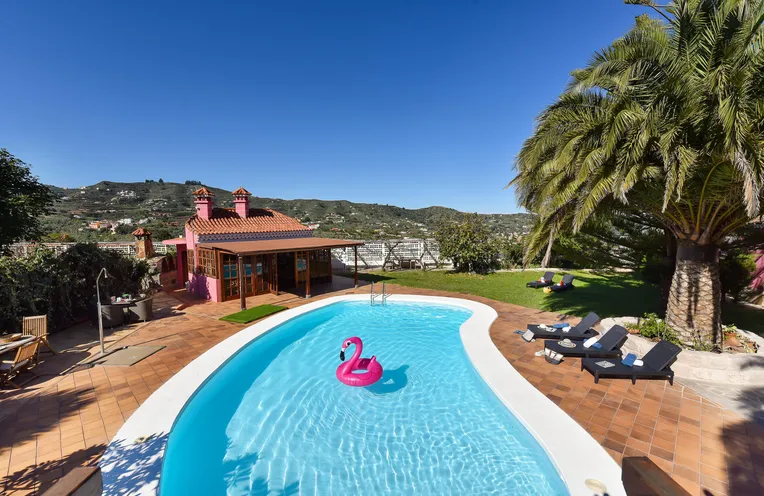 una finca grande con su piscina