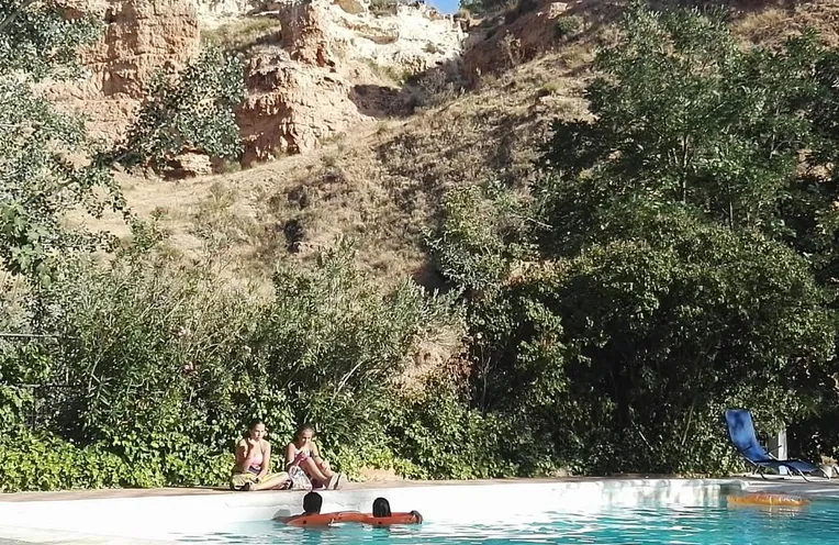 piscina de un complejo de cuevas