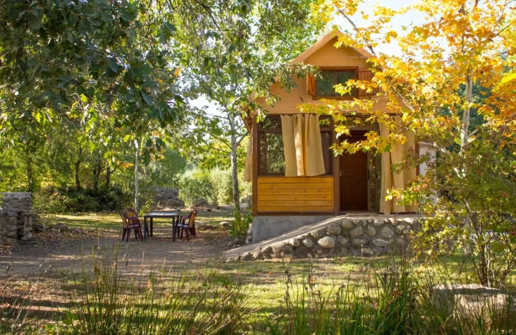 una pequeña cabaña de madera