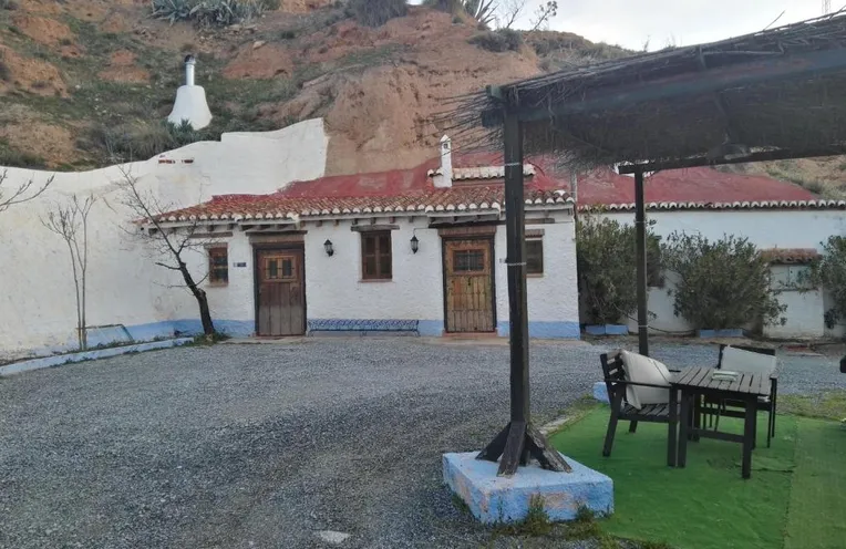 patio del complejo de cuevas