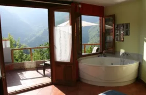 un dormitorio con jacuzzi y terraza