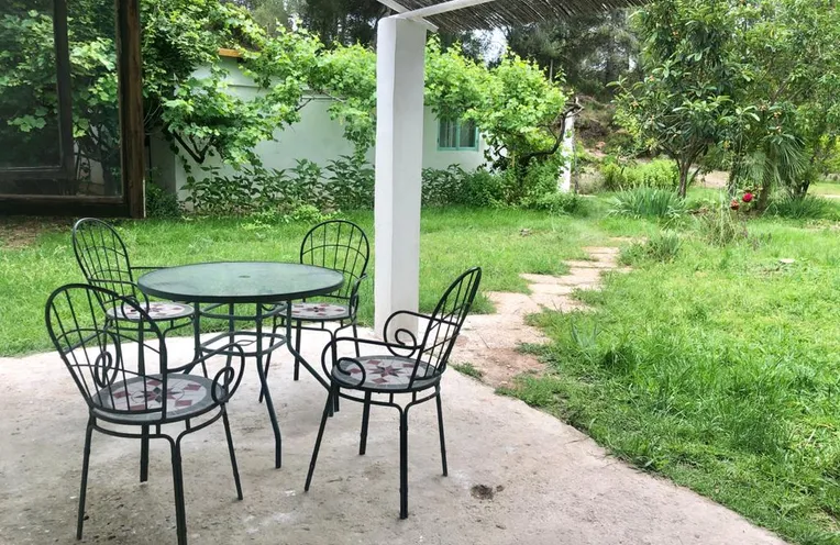 un jardín con espacio para comer