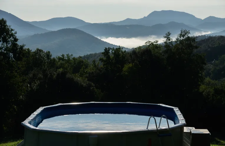 una piscina con vistas al valle y las montañas