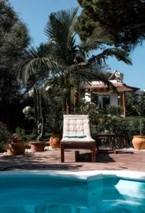 tomar el sol en la piscina