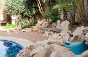 terraza grande con su piscina