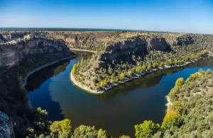 un río cercano