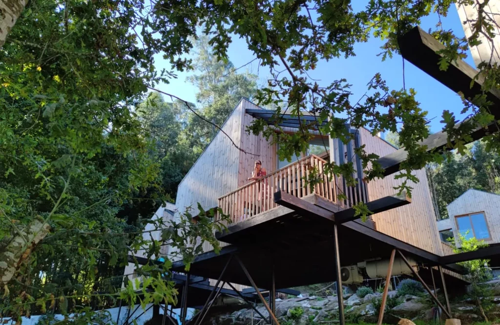 cabaña de madera en copos de los árboles