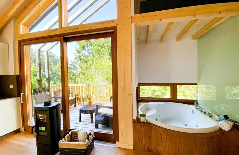 baño en una cabaña de madera