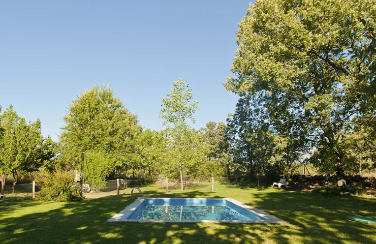 una piscina en una cabaña del campo