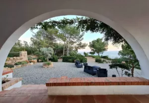 la terraza y el jardín