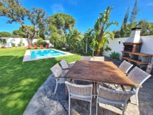 la terraza y la piscina