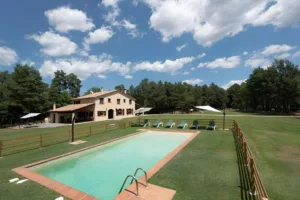 la piscina en la casa rural
