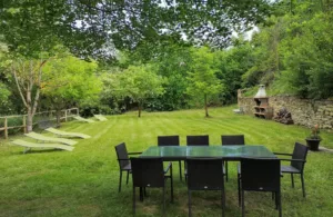 jardín con su zona de picnic