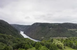 vistas al río y a las montañas vecinas