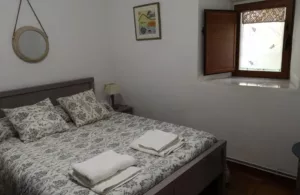 interiores de la casita de campo con su dormitorio