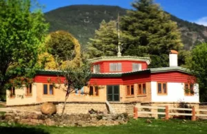 cabaña grande en el campo