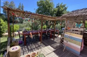 exteriores de la casita con su zona de recreo