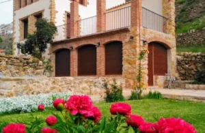 jardín y las afueras de la cabaña