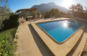 una piscina grande