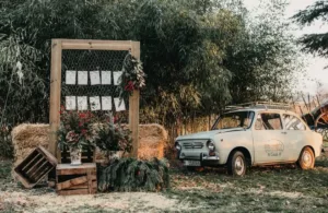 jardín con un coche antiguo