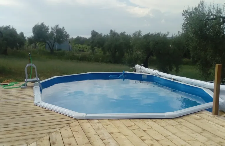 una pequeña piscina