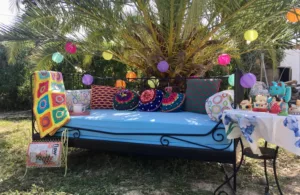 una zona de recreo decorada