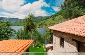 la casa y el río