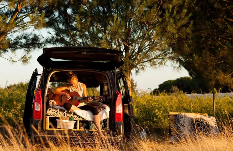 alguien tocando la guitarra camping espana