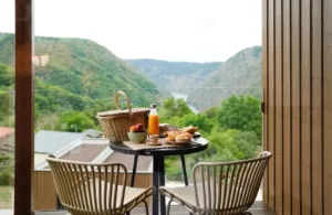 la terraza con sus vistas al valle y al río