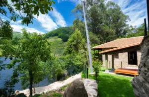 casita de campo escondida entre los árboles