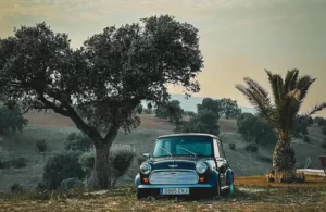 un coche antiguo en el campo de Toledo