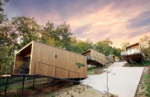 un complejo de casitas de madera