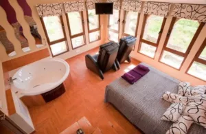 dormitorio con jacuzzi