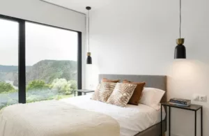 el dormitorio con sus ventanas panorámicas