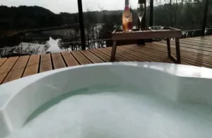 un jacuzzi en la terraza