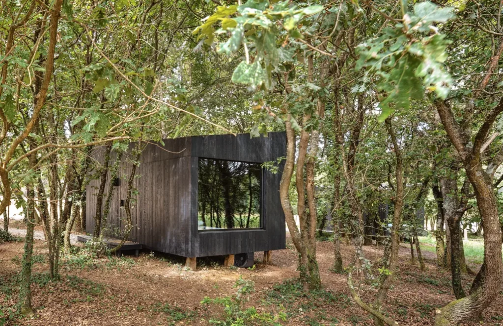 cabaña ecológica dentro del bosque
