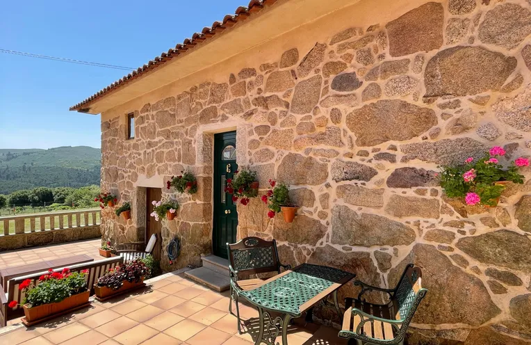 terraza de una casa de piedra