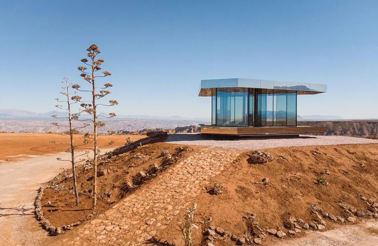 casa moderna en el medio del desierto