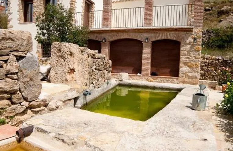 casa con pequeña piscina