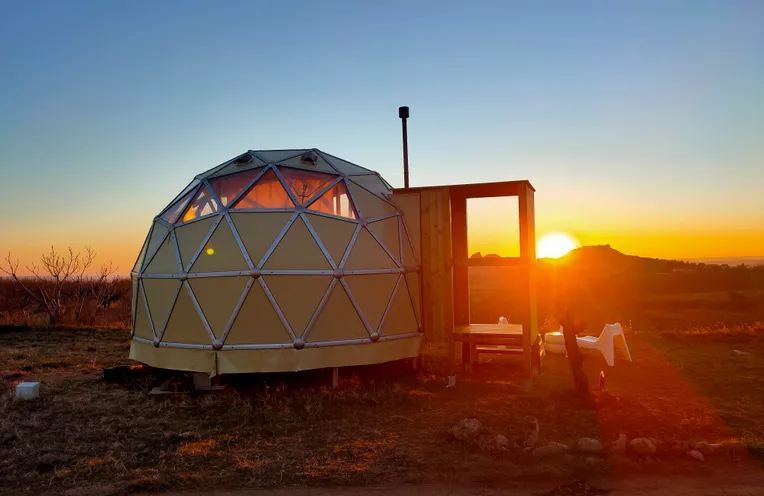 atardecer en un glamping