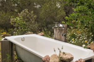 una bañera al aire libre