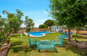 jardín con piscina