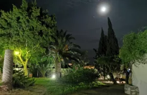 jardín de la casa visto de noche