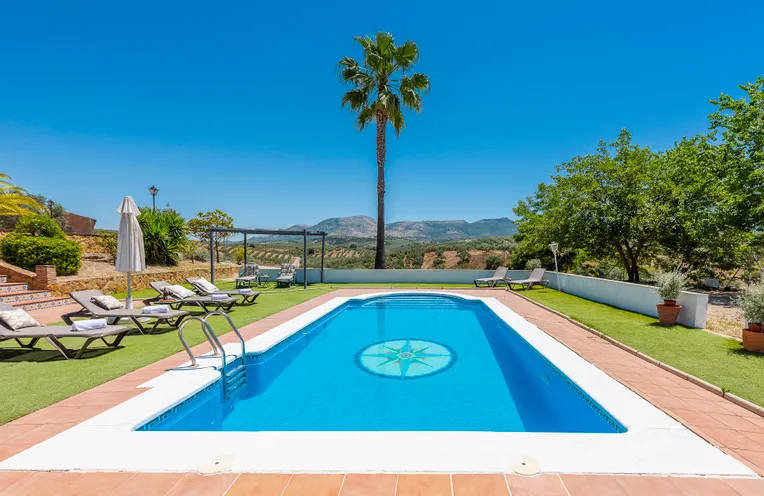 piscina grande con vistas espectaculares