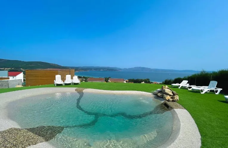 piscina con vistas al mar